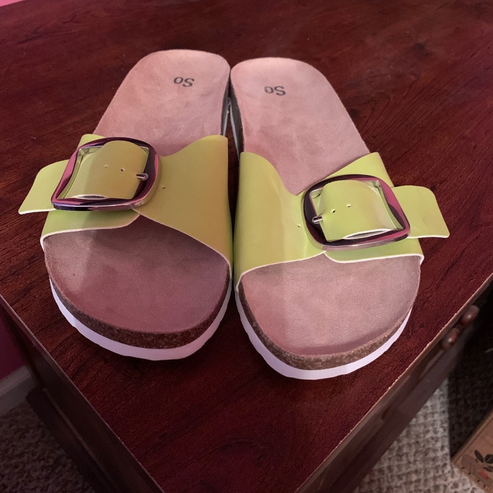 Cute Sz 10 like green slides w/adjustable buckle